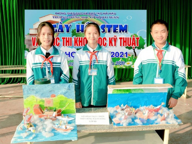 Niềm vui nhận giải thưởng cuộc thi khoa học kỹ thuật của học sinh Trường THCS Hải Xuân.