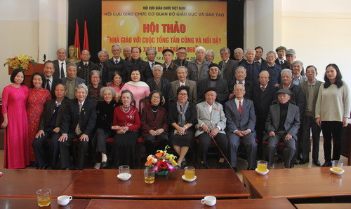 Các nhà giáo đi B chụp ảnh lưu niệm Các nhà giáo đi B chụp ảnh lưu niệm