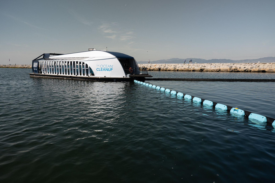 Thuyền thu gom rác được lắp đặt ở Ballona Cree. Ảnh: The Ocean Cleanup.