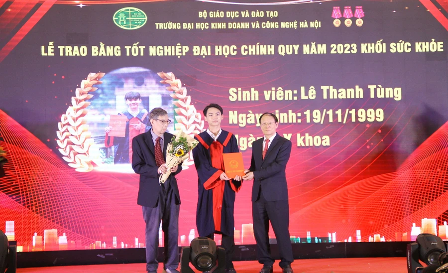 Lễ trao bằng tốt nghiệp diễn ra trong buổi sáng 22/11.