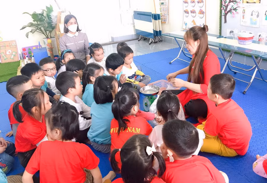 Cô - trò Trường mầm non Liên Hồng (TP Hải Dương). Ảnh: NTCC