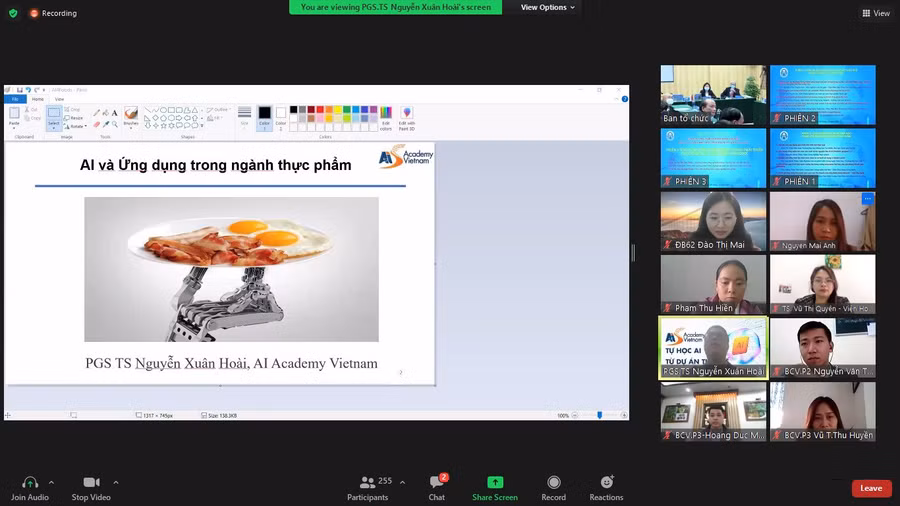 Hội thảo được tổ chức bằng hình thức trực tiếp kết hợp trực tuyến.