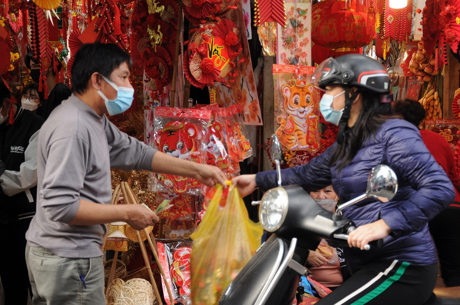 Diễn biến dịch Covid-19 ở Hà Nội vẫn còn diễn biến phức tạp nên nhiều người cố gắng mua hàng nhanh chóng, tránh nán lại lâu ở nơi đông người