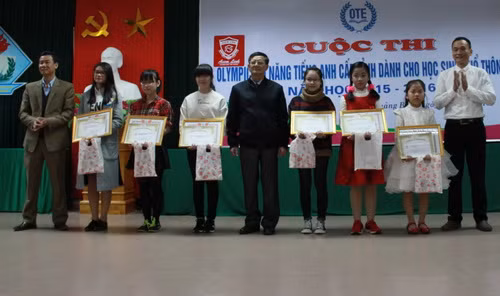 Lãnh đạo sở giáo dục và các đơn vị trao giải nhất cho 6 em học sinh xuất sắc của cuộc thi