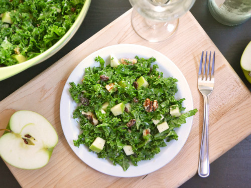 Salad cải xoăn và táo cho bữa trưa. Ảnh: Budgetbytes thuc-don-an-chay-7-ngay-thanh-loc-co-the-cua-ca-si-beyonce-2