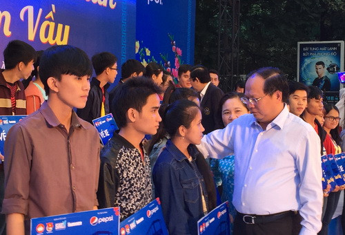 TPHCM: Tiễn 2.500 sinh viên, người lao động nghèo về quê đón Tết ảnh 4