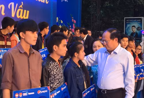 TPHCM: Tiễn 2.500 sinh viên, người lao động nghèo về quê đón Tết ảnh 4