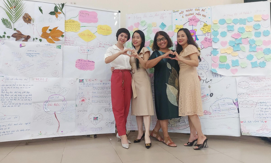 Cô - trò cùng "Xả xì trét". Cô - trò cùng "Xả xì trét".