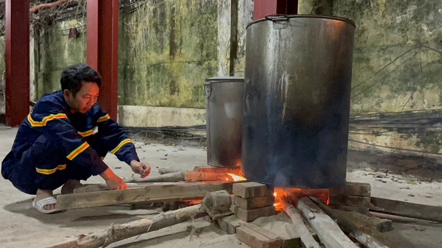 Đến tối khi hoàn thành lửa được nổi lên, đây cũng là khoảng thời gian những CBCS nói chuyện, tâm sự với nhau nhiều hơn.