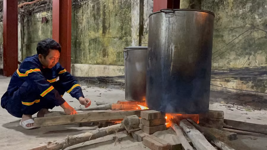 Đến tối khi hoàn thành lửa được nổi lên, đây cũng là khoảng thời gian những CBCS nói chuyện, tâm sự với nhau nhiều hơn.