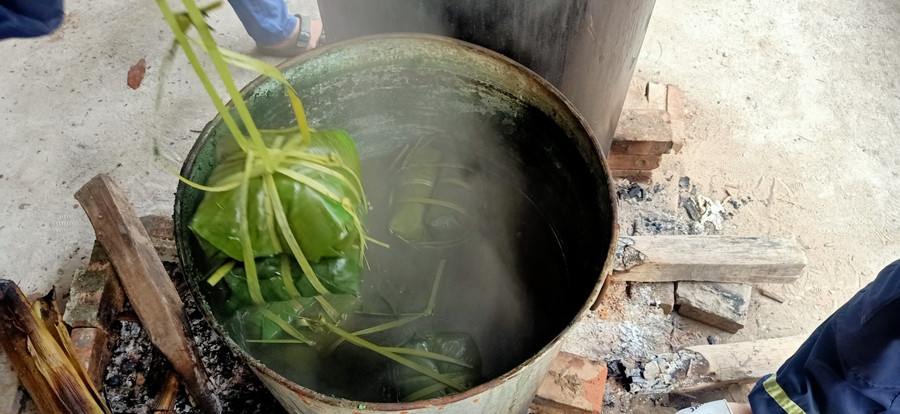 Khoảnh khắc giản dị của những chiến sĩ Công an quây quần gói bánh chưng đón Tết ảnh 23