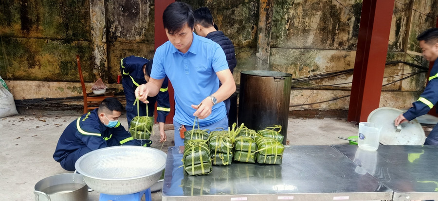 Khoảnh khắc giản dị của những chiến sĩ Công an quây quần gói bánh chưng đón Tết ảnh 22