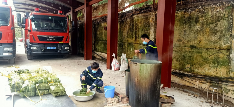 Năm nay CBCS Công an quận Bắc Từ Liêm gói được 130 chiếc bánh chưng, việc cùng nhau gói bánh chưng ngày Tết còn giúp tăng cường tình đồng chí đồng đội, chia sẻ những hi sinh thầm lặng khi phải trực chiến, ăn tết tại đơn vị.