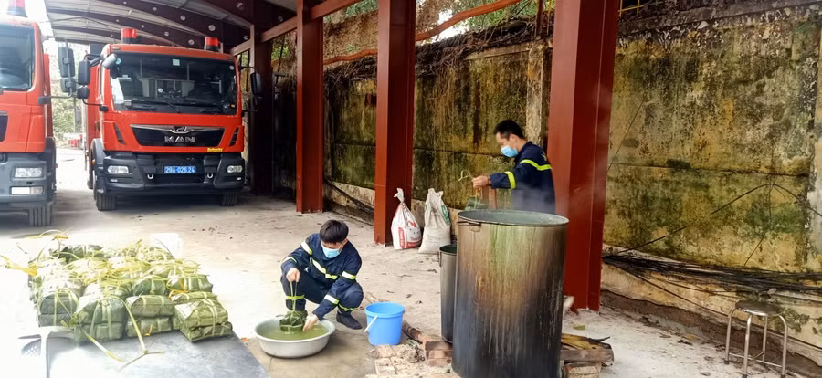 Năm nay CBCS Công an quận Bắc Từ Liêm gói được 130 chiếc bánh chưng, việc cùng nhau gói bánh chưng ngày Tết còn giúp tăng cường tình đồng chí đồng đội, chia sẻ những hi sinh thầm lặng khi phải trực chiến, ăn tết tại đơn vị.