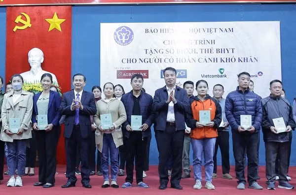 Tổng Giám đốc Nguyễn Thế Mạnh và lãnh đạo UBND huyện Mai Châu tặng sổ BHXH cho người có hoàn cảnh khó khăn.