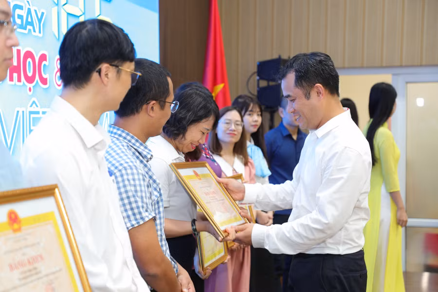 ĐHQGHN phát triển khoa học công nghệ và nguồn nhân lực quản lý chất lượng cao.