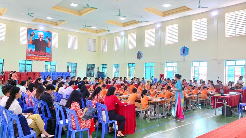 Cô Lê Thị Mùi trong một buổi dạy chuyên đề STEM cấp tỉnh. Ảnh: NVCC Cô Lê Thị Mùi trong một buổi dạy chuyên đề STEM cấp tỉnh. Ảnh: NVCC