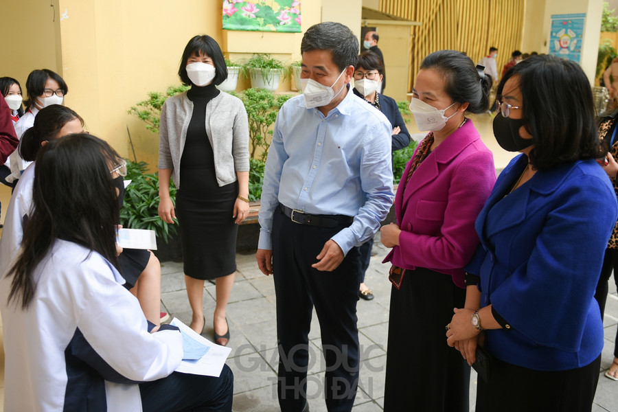 Ông Nguyễn Quốc Hoàn đến kiểm tra công tác tiêm vắc xin phòng Covid-19 tại trường THCS Trưng Vương.