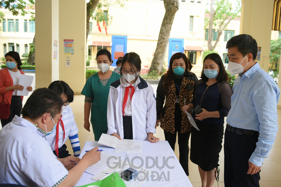 Ngay sau khi bắt đầu, học sinh được khám lâm sàng nếu đủ điều kiện mới vào tiêm.