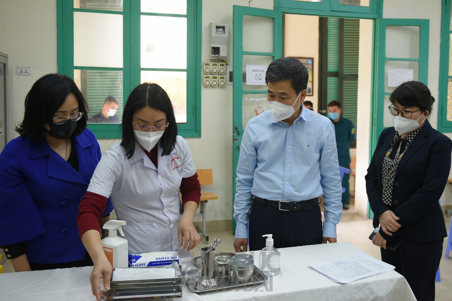 Tại đây đoàn công tác đã đi kiểm tra từng khâu chuẩn bị của điểm tiêm.