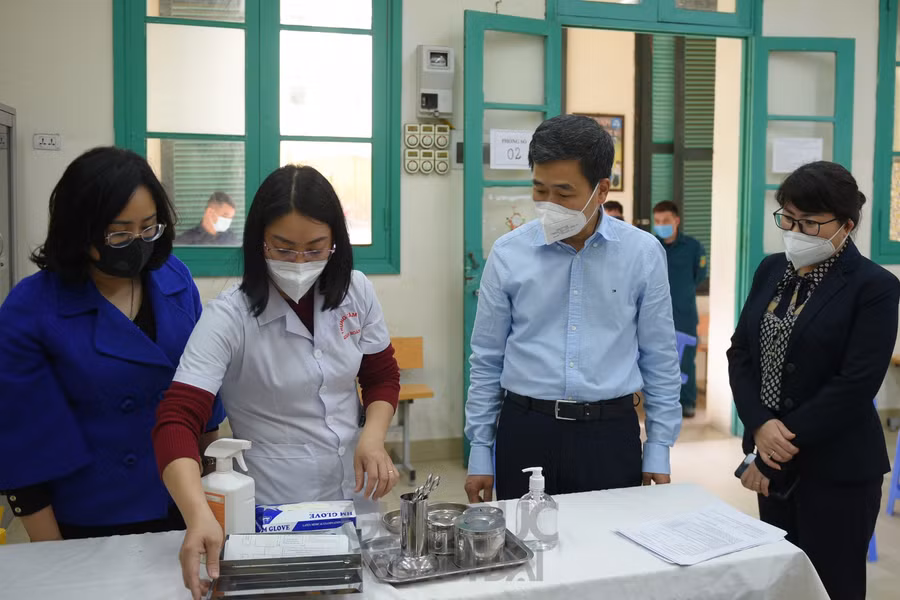 Tại đây đoàn công tác đã đi kiểm tra từng khâu chuẩn bị của điểm tiêm.