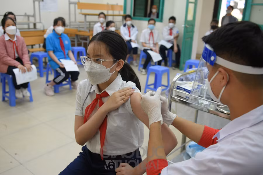 Trước khi vào tiêm các em đã được tư vấn tâm lý, nên chỉ có cảm giác hồi hộp trước tiêm.