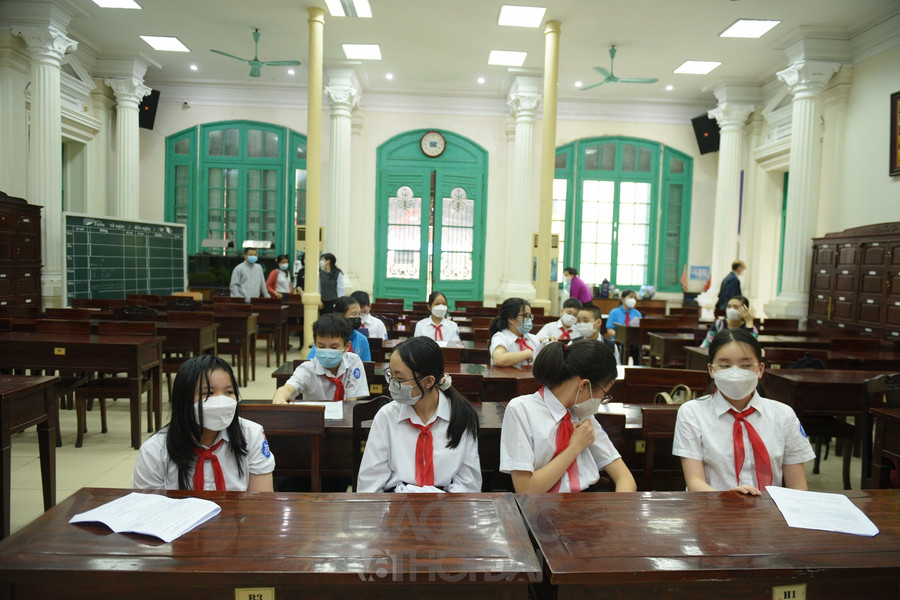 Sau tiêm các em sẽ di chuyển sang phòng chờ sau tiêm để đợi 30 phút.