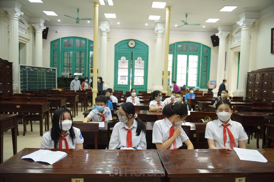 Sau tiêm các em sẽ di chuyển sang phòng chờ sau tiêm để đợi 30 phút.