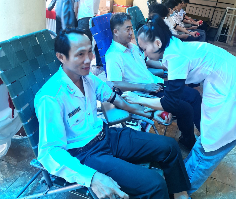 Công chức, viên chức, người lao động Sở GD&ĐT tham gia hiến máu tình nguyện năm 2023 (ảnh: TT).