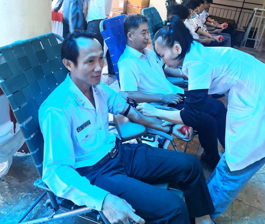 Công chức, viên chức, người lao động Sở GD&ĐT tham gia hiến máu tình nguyện năm 2023 (ảnh: TT).