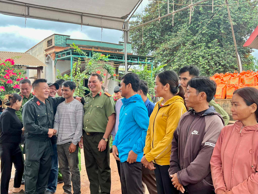 Hình ảnh người chiến sĩ Công an nhân dân gần gũi với bà con nhân dân các dân tộc Đắk Lắk (ảnh: SĐ). Hình ảnh người chiến sĩ Công an nhân dân gần gũi với bà con nhân dân các dân tộc Đắk Lắk (ảnh: SĐ).