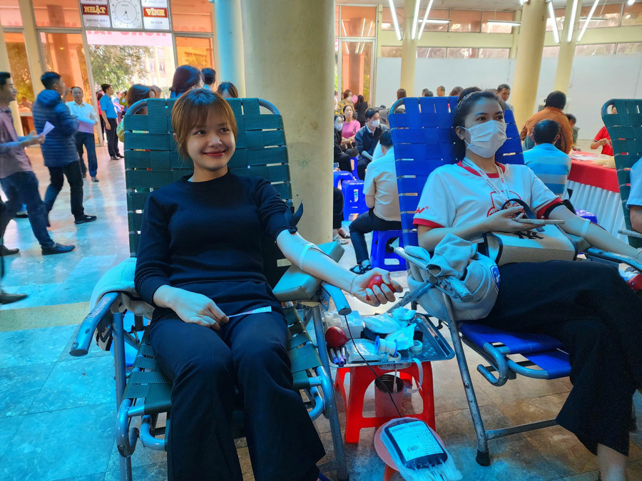 Sinh viên Như Ý tham gia hiến máu tình nguyện năm 2023 (ảnh: TT).