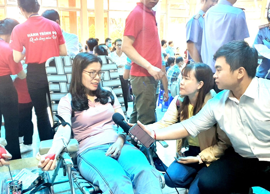 Bà Lê Thị Thảo tham gia hiến máu tình nguyện năm 2023 (ảnh: TT).