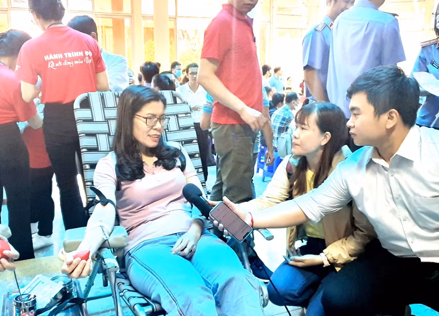 Bà Lê Thị Thảo tham gia hiến máu tình nguyện năm 2023 (ảnh: TT).