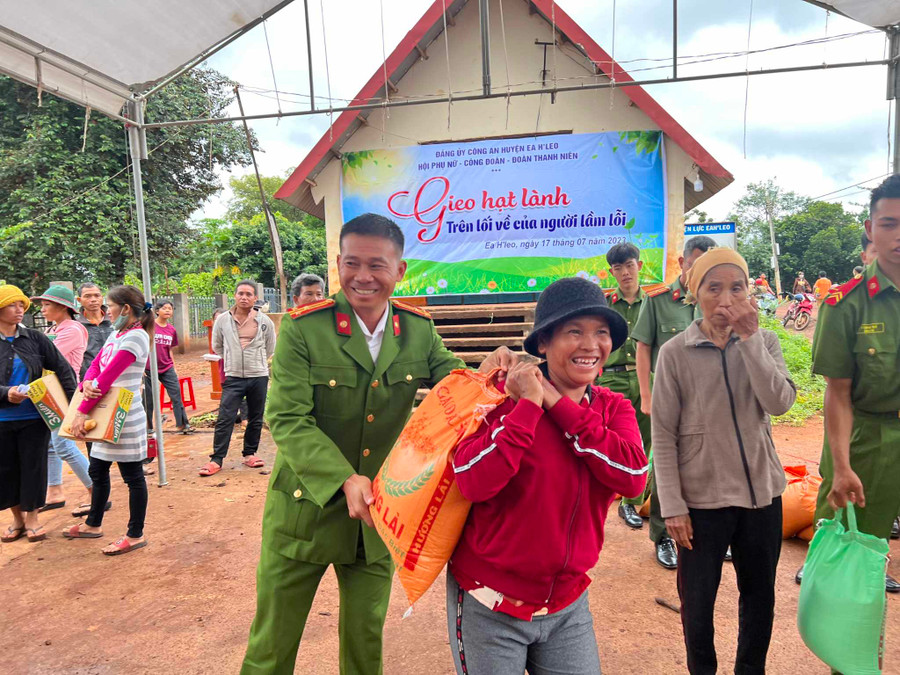 Niềm vui của người dân khi được các chiến sĩ Công an nhân dân trao tặng gạo và các nhu yếu phẩm (ảnh: SĐ). Niềm vui của người dân khi được các chiến sĩ Công an nhân dân trao tặng gạo và các nhu yếu phẩm (ảnh: SĐ).