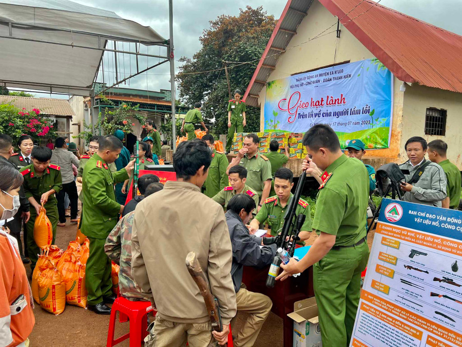 Niềm tin của người dân và Đảng, Nhà nước được thể hiện bằng việc tự nguyện giao nộp vũ khí cho cơ quan chức năng (ảnh: SĐ). Niềm tin của người dân và Đảng, Nhà nước được thể hiện bằng việc tự nguyện giao nộp vũ khí cho cơ quan chức năng (ảnh: SĐ).