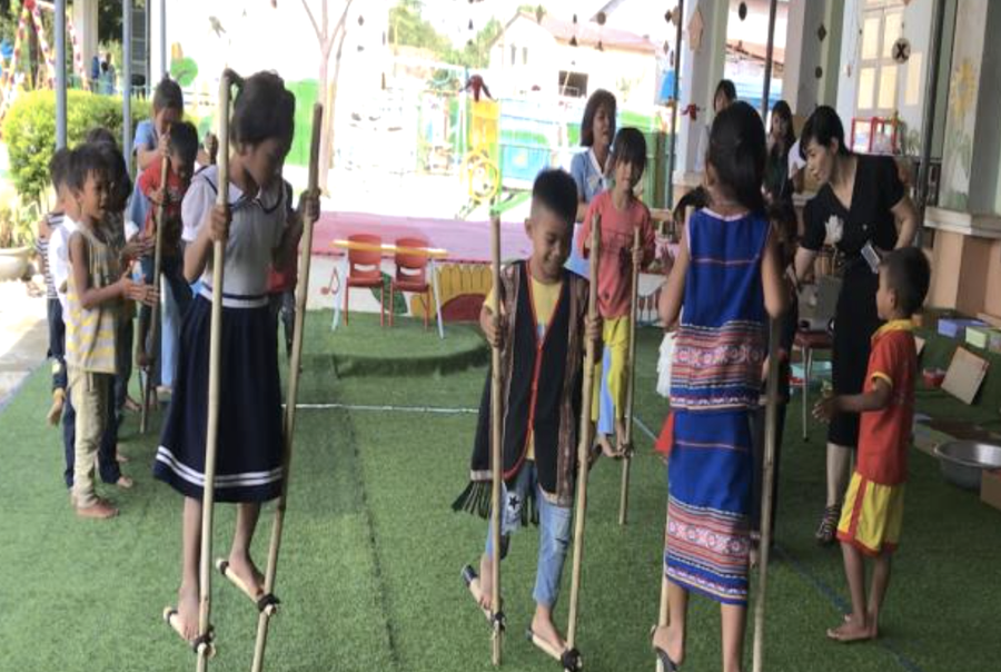 Bé đi cà kheo - Trường MN Rờ Kơi. Bé đi cà kheo - Trường MN Rờ Kơi.