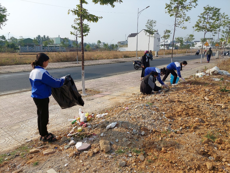 Từng tốp học sinh nhặt và phân loại rác thải.