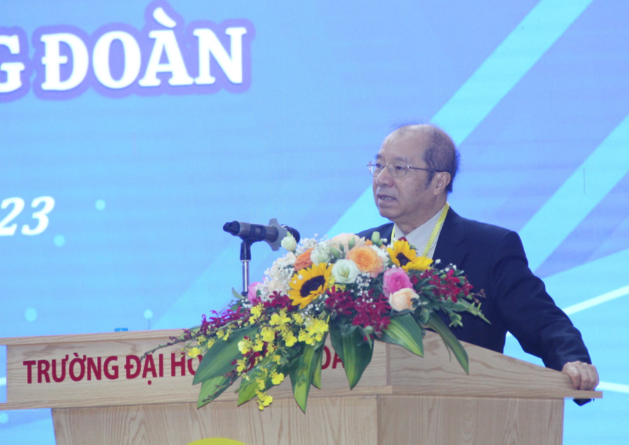 GS.TSKH Bành Tiến Long - nguyên Thứ trưởng Bộ GD&amp;ĐT, Trưởng đoàn đánh giá ngoài phát biểu tại buổi khai mạc.