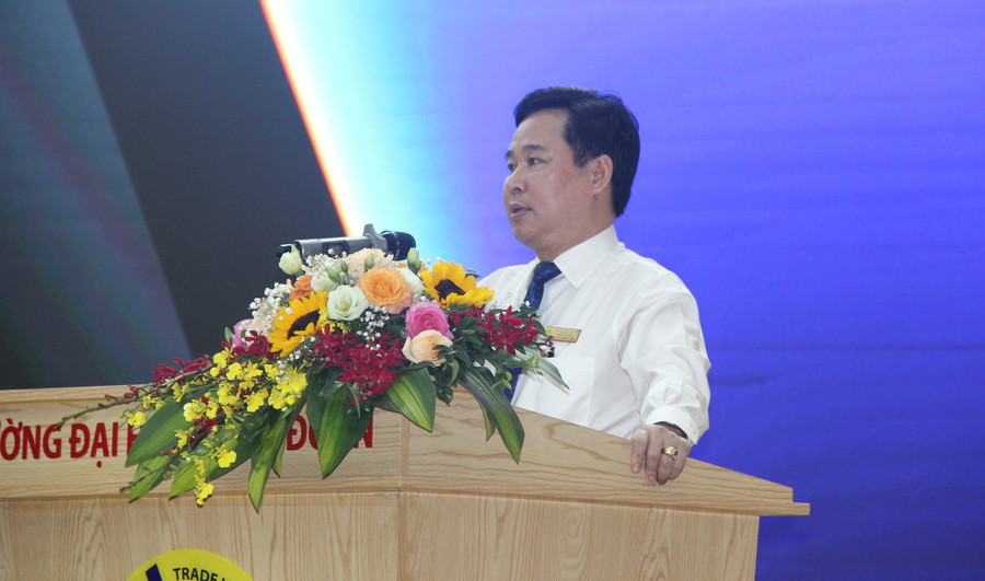 PGS.TS. Lê Mạnh Hùng - Hiệu trưởng Trường ĐH Công đoàn giới thiệu tóm tắt về nhà trường và quá trình tự đánh giá chu kỳ 2018 - 2023.