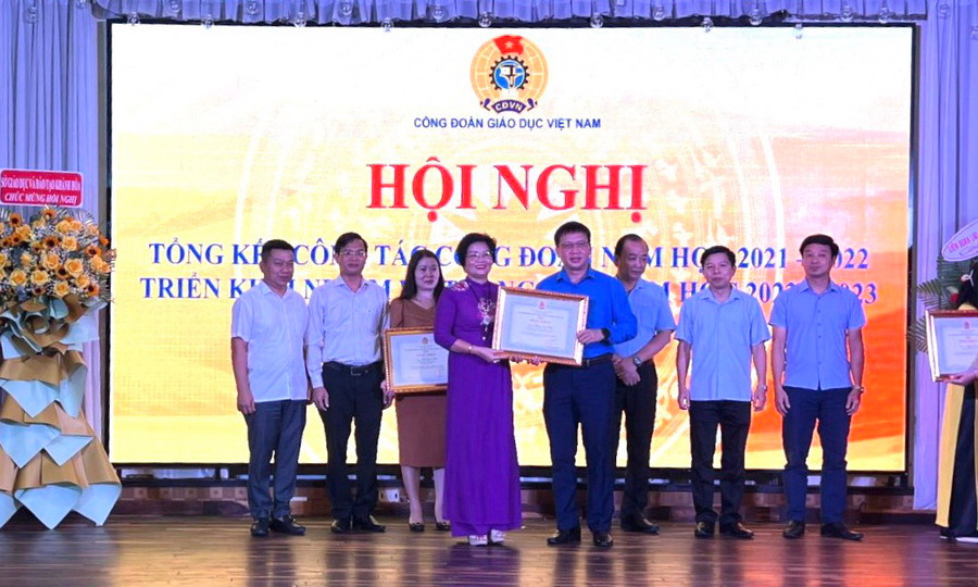 Chủ tịch Công đoàn Giáo dục Việt Nam Nguyễn Ngọc Ân trao Bằng khen của Tổng liên đoàn Lao động Việt Nam cho TS Hoàng Quý Châu. Ảnh: NVCC.