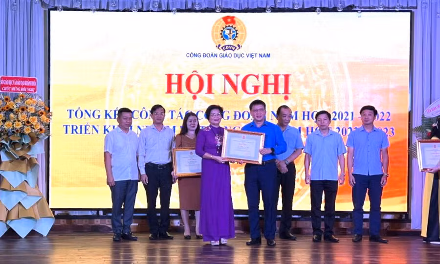 Chủ tịch Công đoàn Giáo dục Việt Nam Nguyễn Ngọc Ân trao Bằng khen của Tổng liên đoàn Lao động Việt Nam cho TS Hoàng Quý Châu. Ảnh: NVCC.