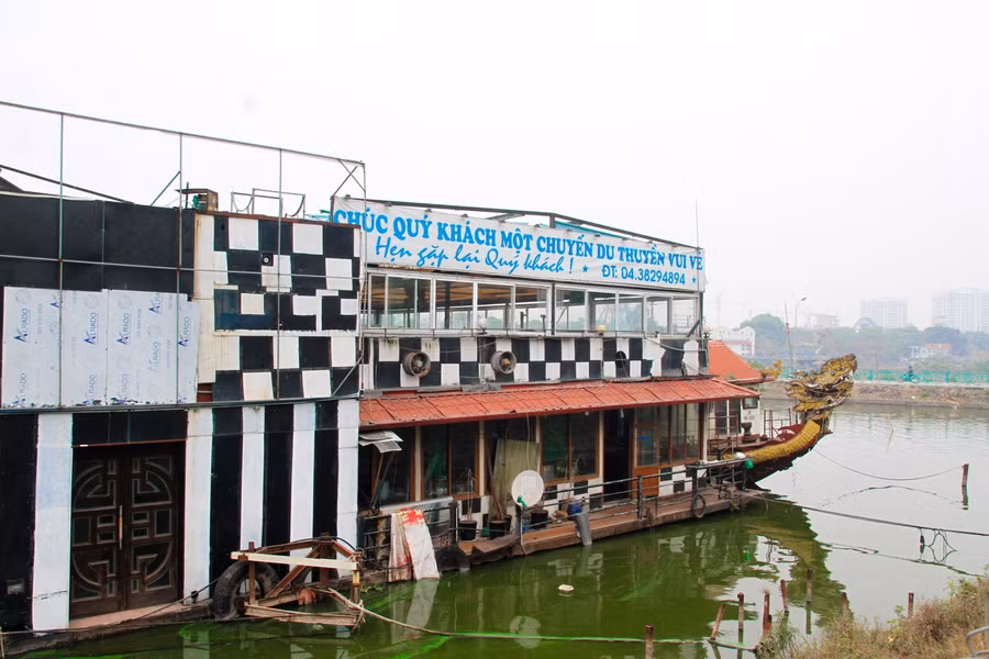 Loạt du thuyền, nhà hàng nổi sang trọng một thời ở Hồ Tây giờ ra sao? ảnh 2