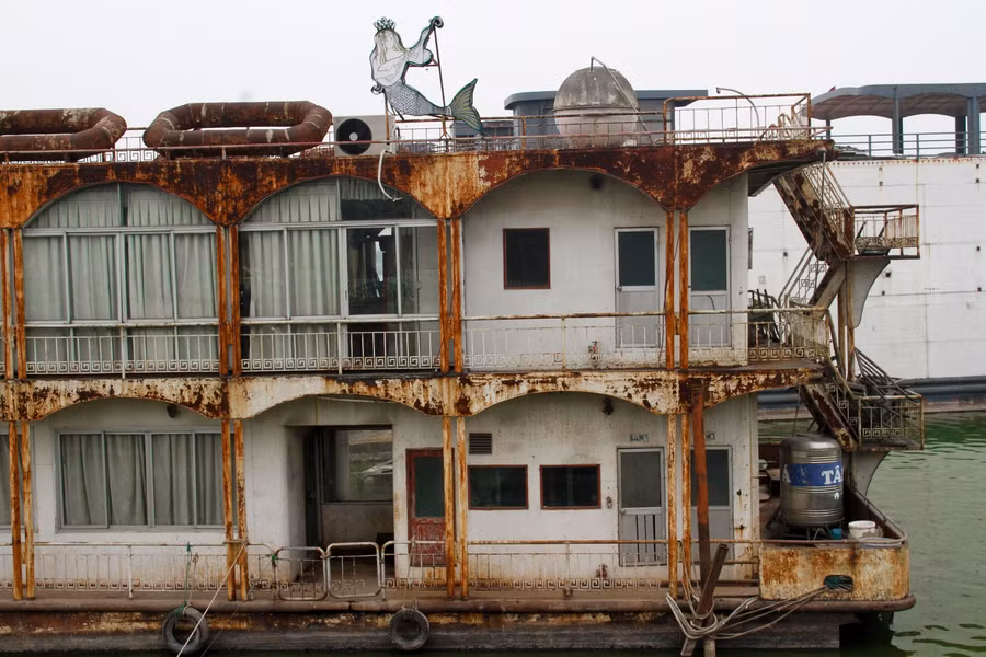 Hàng loạt du thuyền, nhà hàng sau 4 năm dừng hoạt động đang trở thành những đống sắt, mục nát, hoen gỉ... Những công trình này đang làm mất mỹ quan đô thị ảnh hưởng tới cảnh quan Hồ Tây (quận Tây Hồ, Hà Nội).