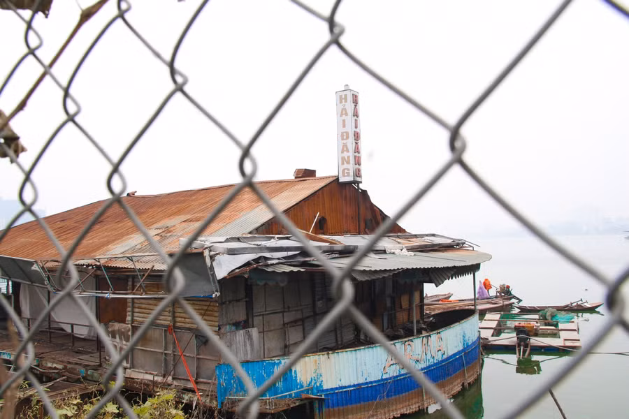 Tháng 5/2019, con tàu Hải Đăng bất ngờ bốc cháy dữ dội. Thời gian khiến con tàu từng được trang hoàng lộng lẫy đón hàng nghìn khách trở nên tan hoang.