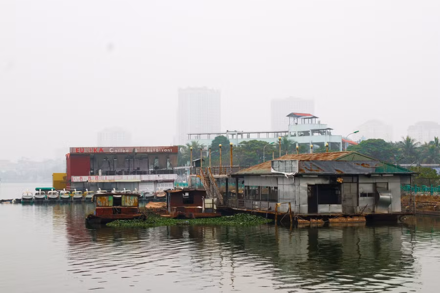 Để đạt được mục tiêu trên, UBND thành phố giao UBND quận Tây Hồ căn cứ chỉ đạo của Thường trực Thành ủy, chấm dứt hoàn toàn hoạt động của các doanh nghiệp kinh doanh dịch vụ, văn hóa, thể thao, du lịch, vui chơi giải trí, nuôi trồng, khai thác thủy sản trong phạm vi quản lý hồ Tây; xác định vị trí tập kết và tổ chức di chuyển các tàu, thuyền, phương tiện nổi; xây dựng kế hoạch tháo dỡ, di dời triệt để các phương tiện này khỏi hồ Tây; tháo dỡ các cầu dẫn, sàn nổi... trên hồ Tây.