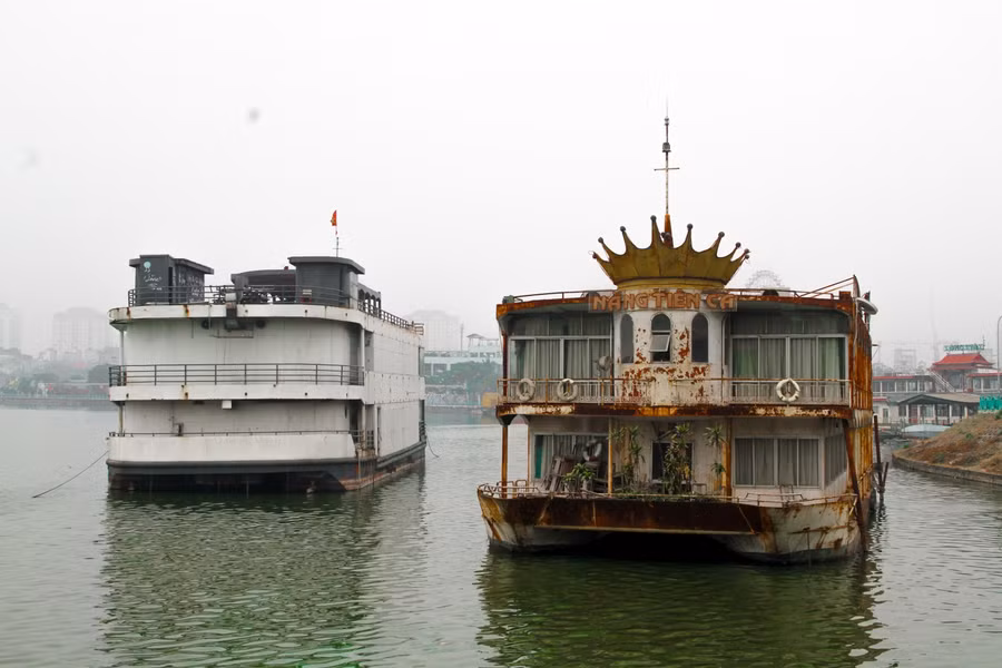 Sau khi thành phố Hà Nội ra quyết định dừng hoạt động kinh doanh đối với các nhà thuyền nổi hoạt động trên hồ Tây, đầu năm 2017, khu vực Đầm Bảy nằm sát phố Nhật Chiêu (phường Nhật Tân, Tây Hồ) trở thành bến neo đậu hàng loạt các nhà thuyền nổi.