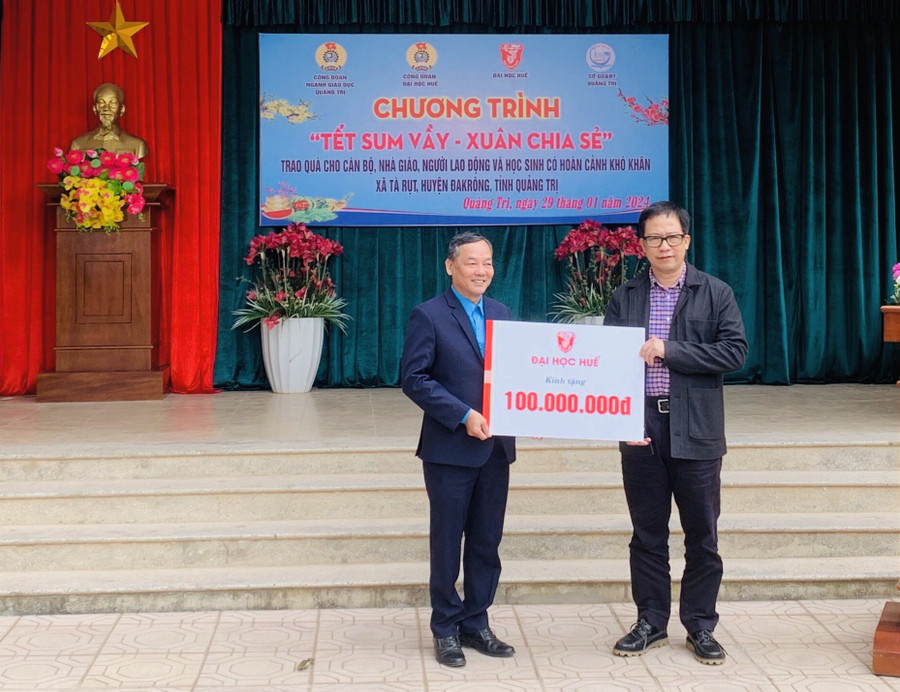Lãnh đạo Đại học Huế đã trao biển tượng trưng hỗ trợ 100 triệu đồng đến Công đoàn ngành Giáo dục tỉnh Quảng Trị. Lãnh đạo Đại học Huế đã trao biển tượng trưng hỗ trợ 100 triệu đồng đến Công đoàn ngành Giáo dục tỉnh Quảng Trị.