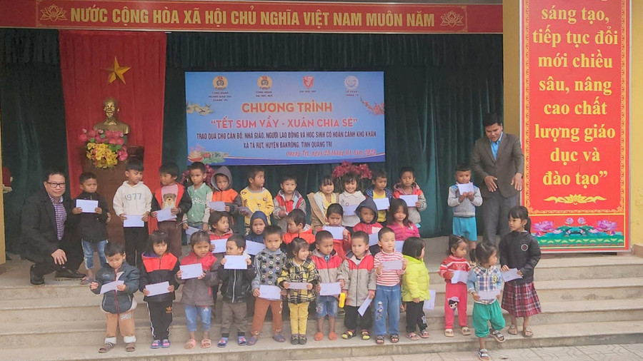 PGS. TS Lê Anh Phương, Giám đốc Đại học Huế trao quà đến học sinh. PGS. TS Lê Anh Phương, Giám đốc Đại học Huế trao quà đến học sinh.