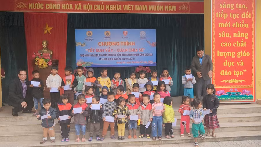 PGS. TS Lê Anh Phương, Giám đốc Đại học Huế trao quà đến học sinh.